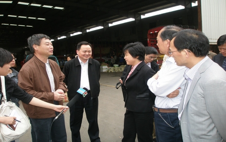 2011年5月,嘉兴市长鲁俊一行莅临市场视察菜篮子工作
