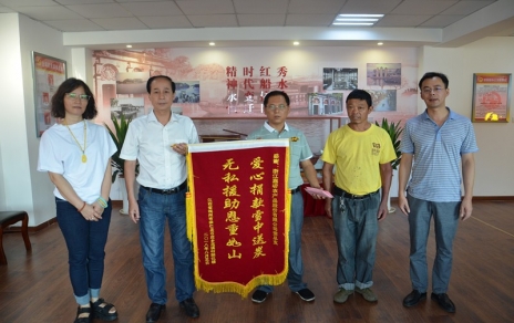 心中的爱用行动表达，希望的灯有你我点亮