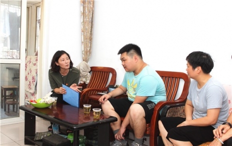 结对社区困难家庭，持续开展资助助学